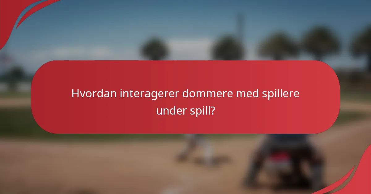 Hvordan interagerer dommere med spillere under spill?