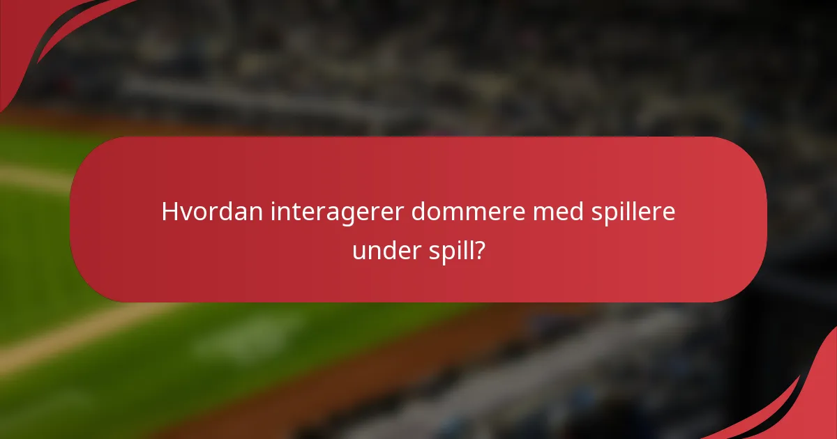 Hvordan interagerer dommere med spillere under spill?