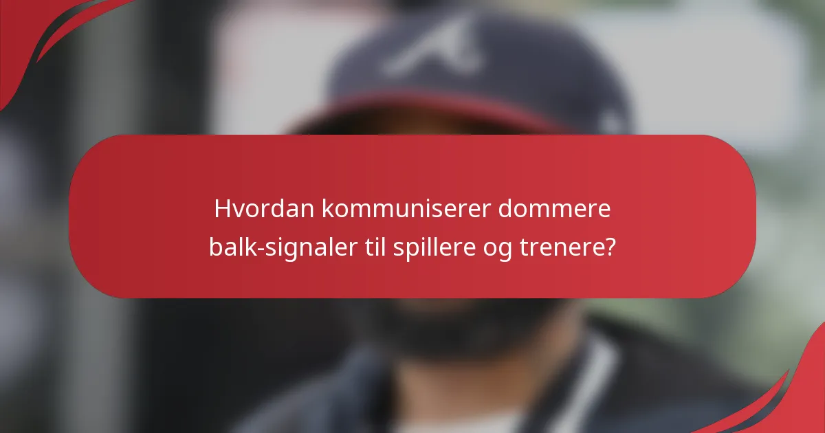 Hvordan kommuniserer dommere balk-signaler til spillere og trenere?